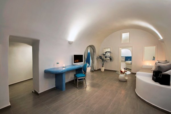 Deluxe Plunge Pool & Indoor Hot Tub Suite - Santorini Hotels